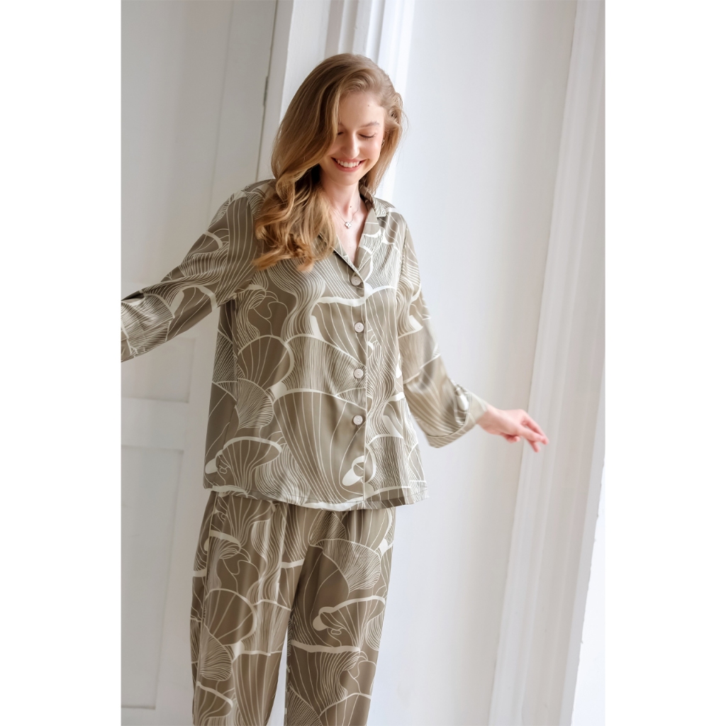 Bộ Pyjamas Nữ Mặc Nhà Áo Dài Quần Dài Chất Liệu Lụa Màu Nâu Lạnh In Họa Tiết Phối Viền Trắng Evelyne LILAS BLANC