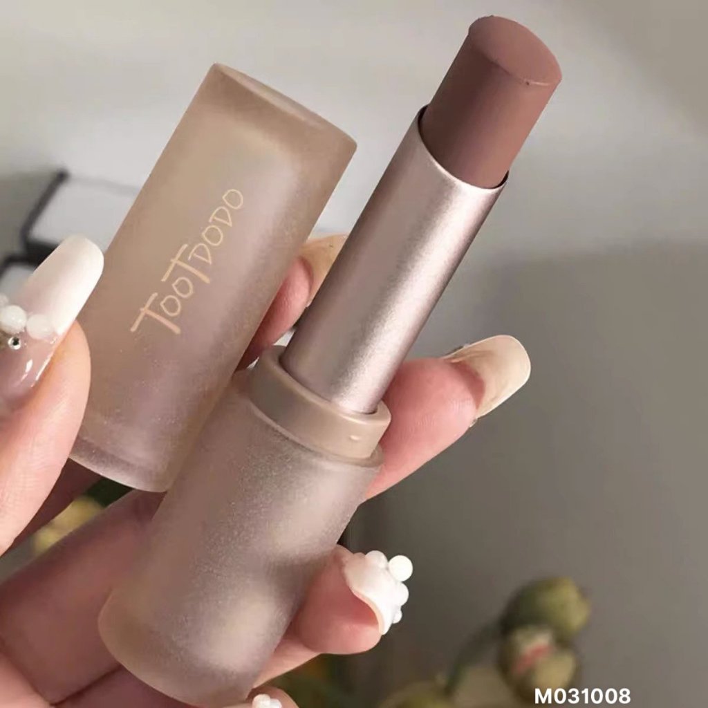 Son lì hàng nội địa Trung tone màu nhẹ nhàng giúp chị em có đôi môi quyến rũ