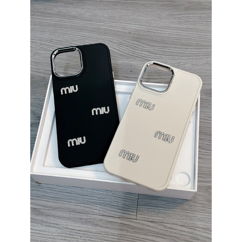 Ốp lưng chống bẩn đen - hồng - trắng viền camera kim loại BA M I U M IU cạnh vuông cho i phone 7 đến 15promax