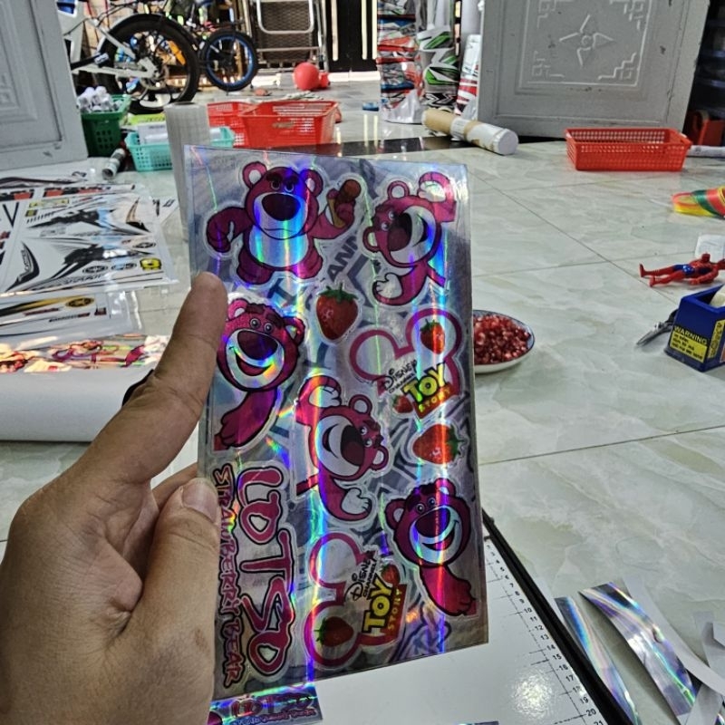 Tem logo gấu dâu lotso mini 7 màu 9x18cm dán trang trí xe máy