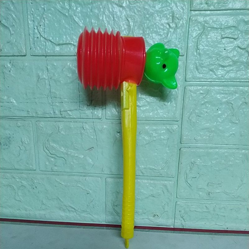 ) 1 cái búa đồ chơi đập hình con mèo bằng nhựa