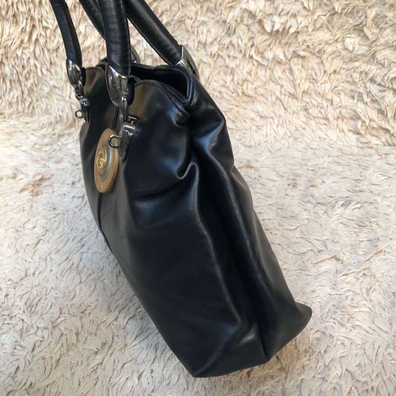 Túi chuẩn si. Ngang 32*Cao19. Chất da,lót da. Khách vui lòng xem hình và video. Mời khách vô chat để biết thêm thông tin