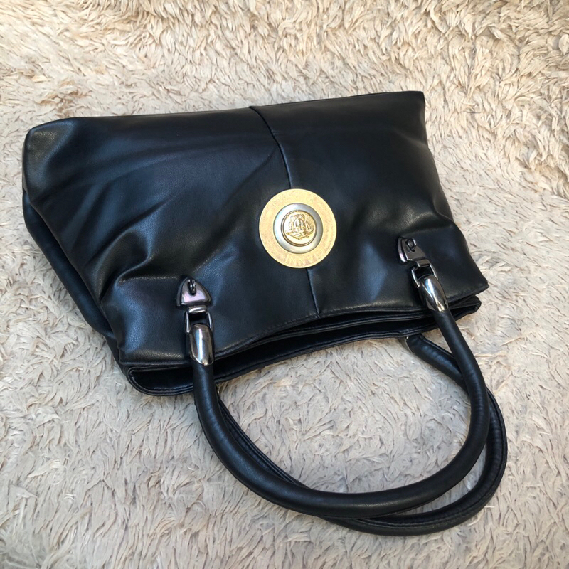 Túi chuẩn si. Ngang 32*Cao19. Chất da,lót da. Khách vui lòng xem hình và video. Mời khách vô chat để biết thêm thông tin