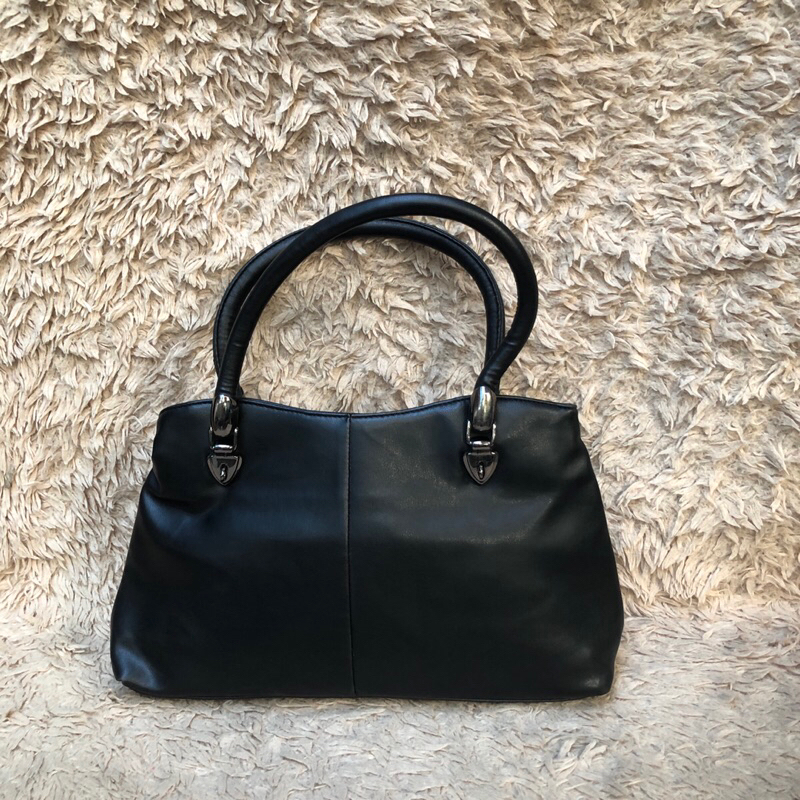 Túi chuẩn si. Ngang 32*Cao19. Chất da,lót da. Khách vui lòng xem hình và video. Mời khách vô chat để biết thêm thông tin