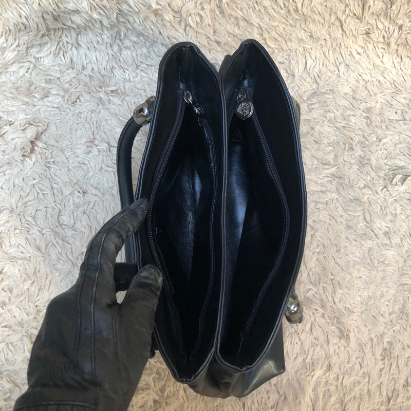 Túi chuẩn si. Ngang 32*Cao19. Chất da,lót da. Khách vui lòng xem hình và video. Mời khách vô chat để biết thêm thông tin