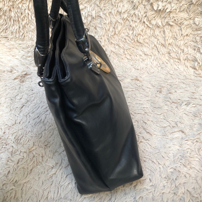 Túi chuẩn si. Ngang 32*Cao19. Chất da,lót da. Khách vui lòng xem hình và video. Mời khách vô chat để biết thêm thông tin