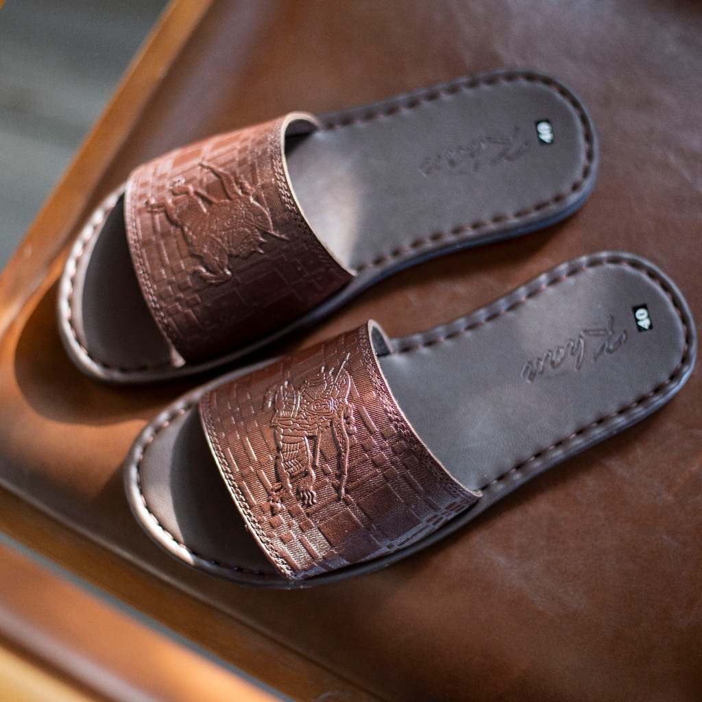 Dép da nam quai ngang dập vân con ngựa , KHAN Ngựa