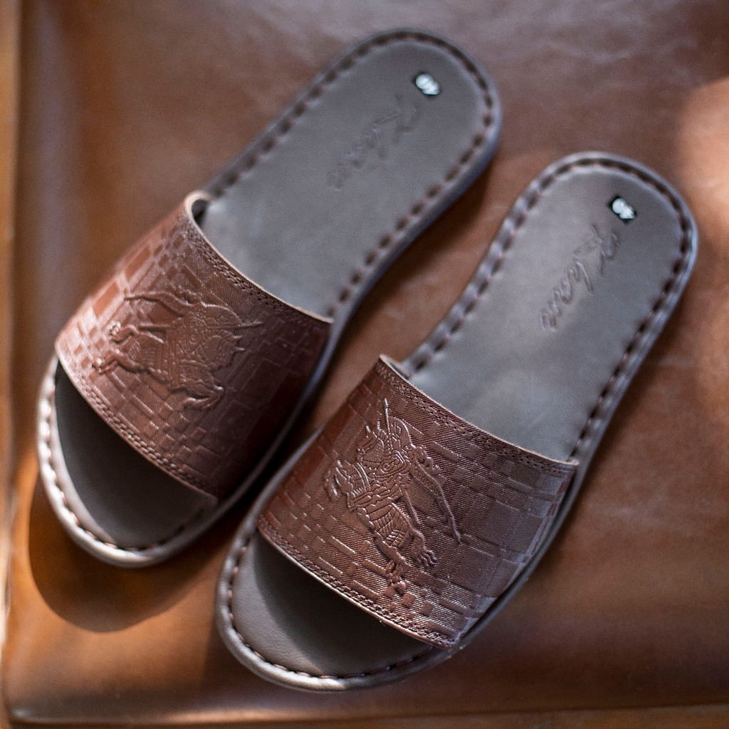 Dép da nam quai ngang dập vân con ngựa , KHAN Ngựa