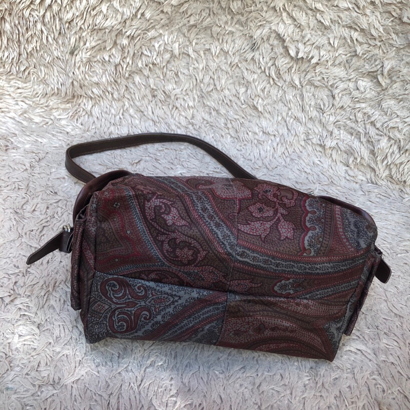 Túi chuẩn si. Túi qua sử dụng .Khách vui lòng xem hình nếu muốn biết thêm thông tin sản phẩm mời khách vô chat . Thanks.