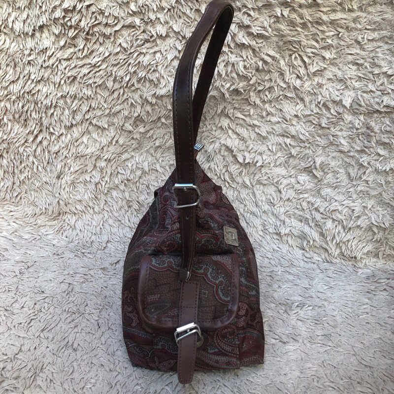 Túi chuẩn si. Túi qua sử dụng .Khách vui lòng xem hình nếu muốn biết thêm thông tin sản phẩm mời khách vô chat . Thanks.