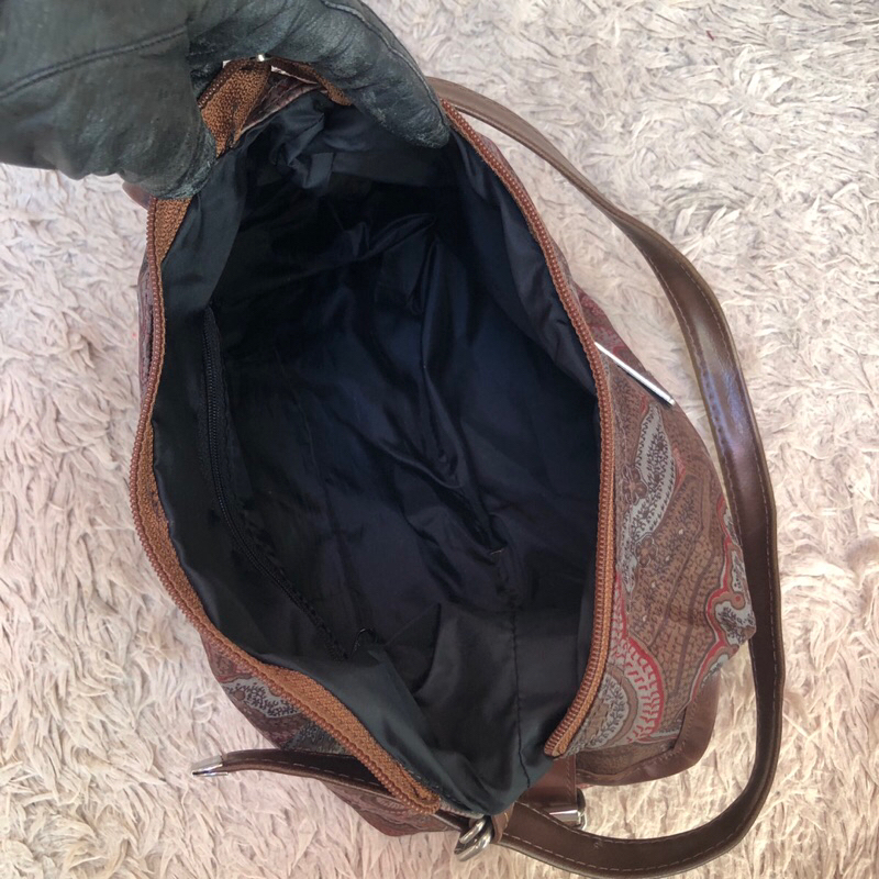 Túi chuẩn si. Túi qua sử dụng .Khách vui lòng xem hình nếu muốn biết thêm thông tin sản phẩm mời khách vô chat . Thanks.