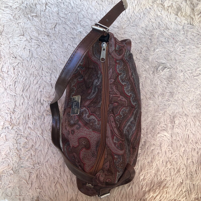 Túi chuẩn si. Túi qua sử dụng .Khách vui lòng xem hình nếu muốn biết thêm thông tin sản phẩm mời khách vô chat . Thanks.