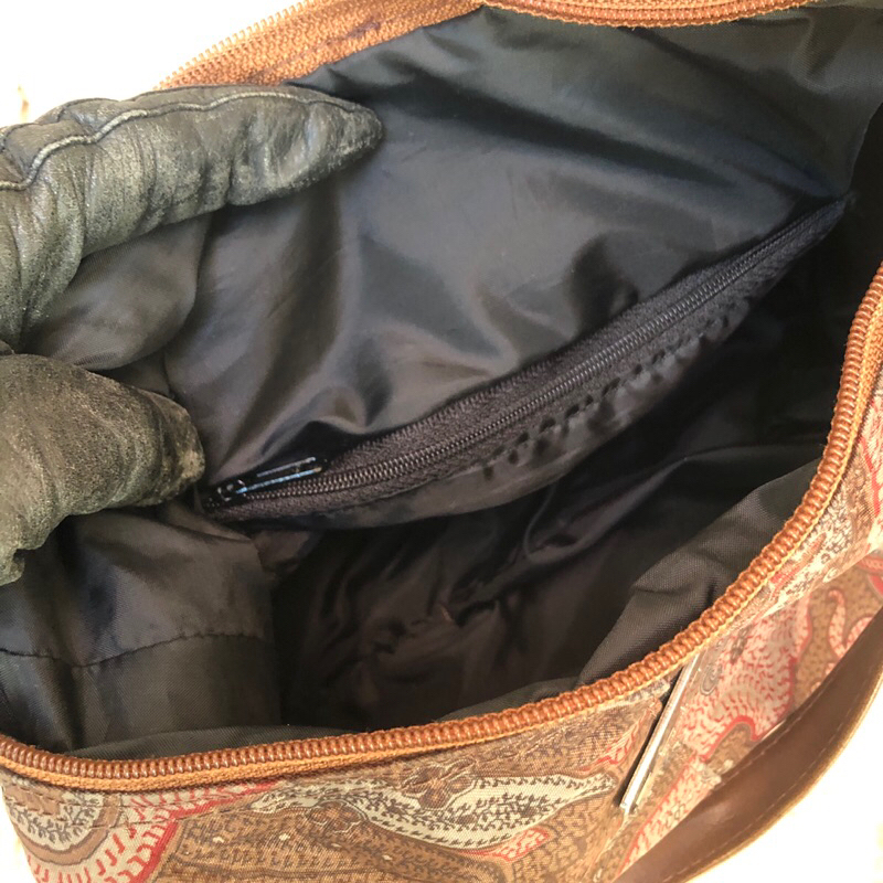 Túi chuẩn si. Túi qua sử dụng .Khách vui lòng xem hình nếu muốn biết thêm thông tin sản phẩm mời khách vô chat . Thanks.