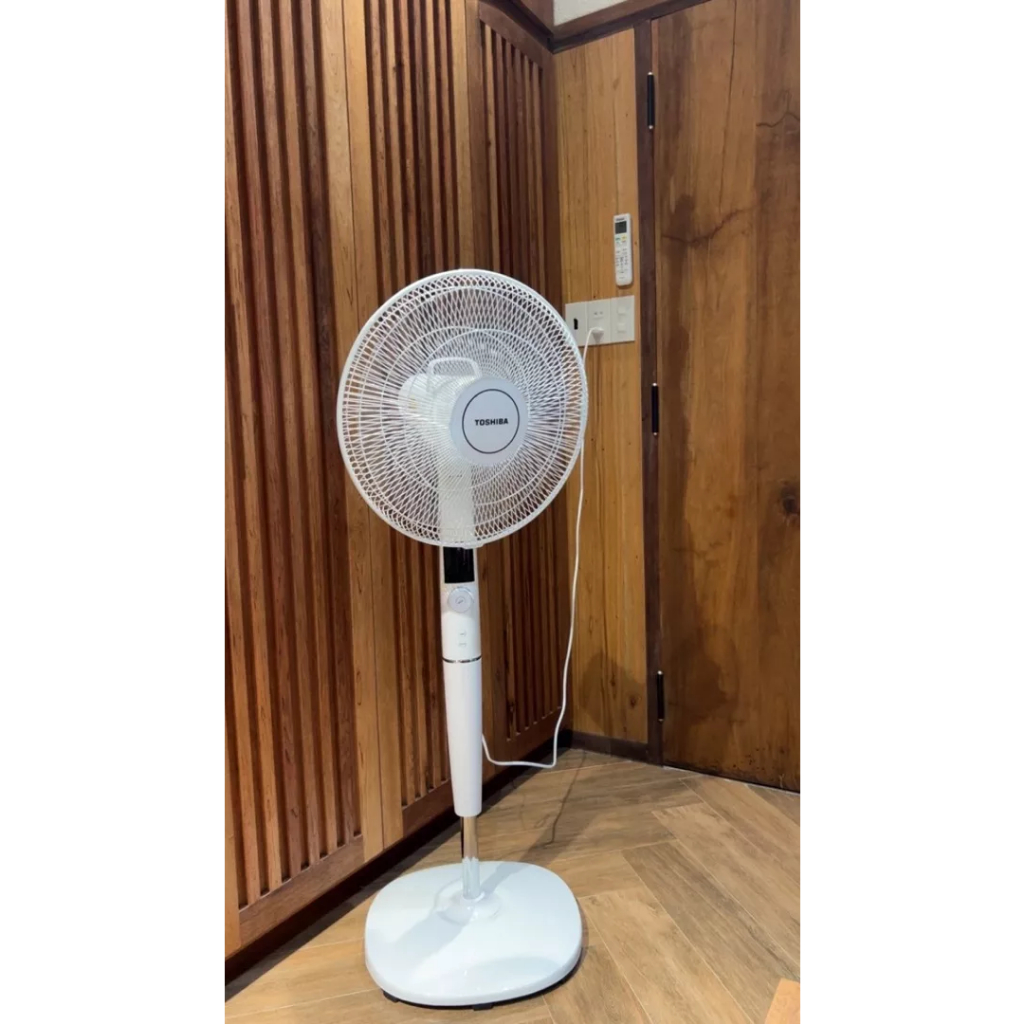 Quạt cây Toshiba F-LSD30VN 9 cánh, có khiển, động cơ Inverter, chính hãng, bảo hành 12 tháng