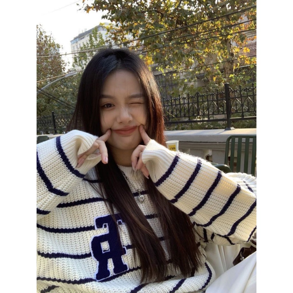 Áo Len Tay Dài Form Rộng Kẻ Sọc Thêu Chữ Phong Cách Hàn Quốc Thời Trang Thu Đông 2023