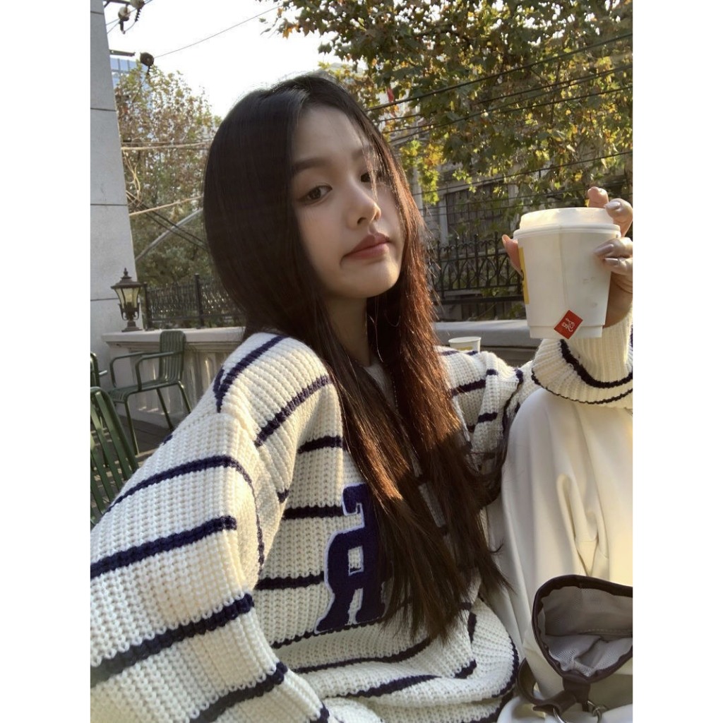 Áo Len Tay Dài Form Rộng Kẻ Sọc Thêu Chữ Phong Cách Hàn Quốc Thời Trang Thu Đông 2023