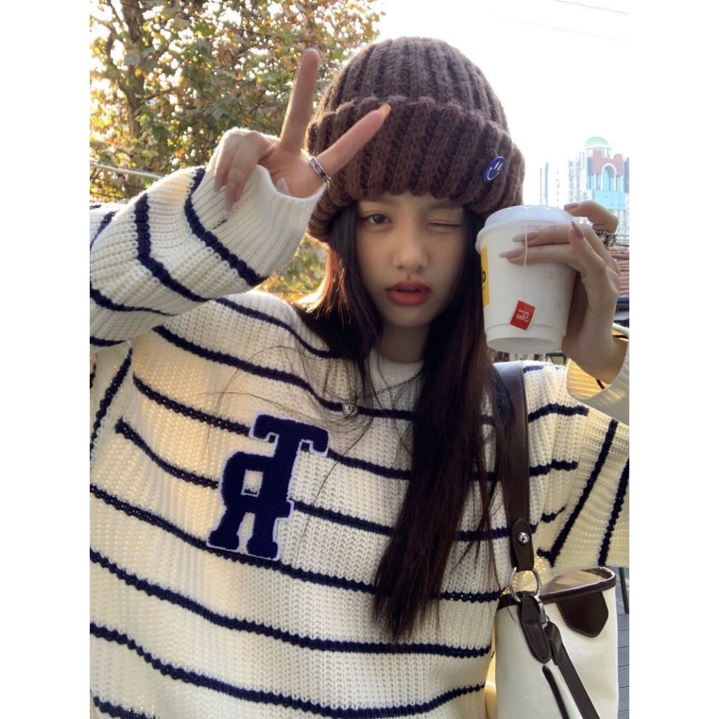 Áo Len Tay Dài Form Rộng Kẻ Sọc Thêu Chữ Phong Cách Hàn Quốc Thời Trang Thu Đông 2023