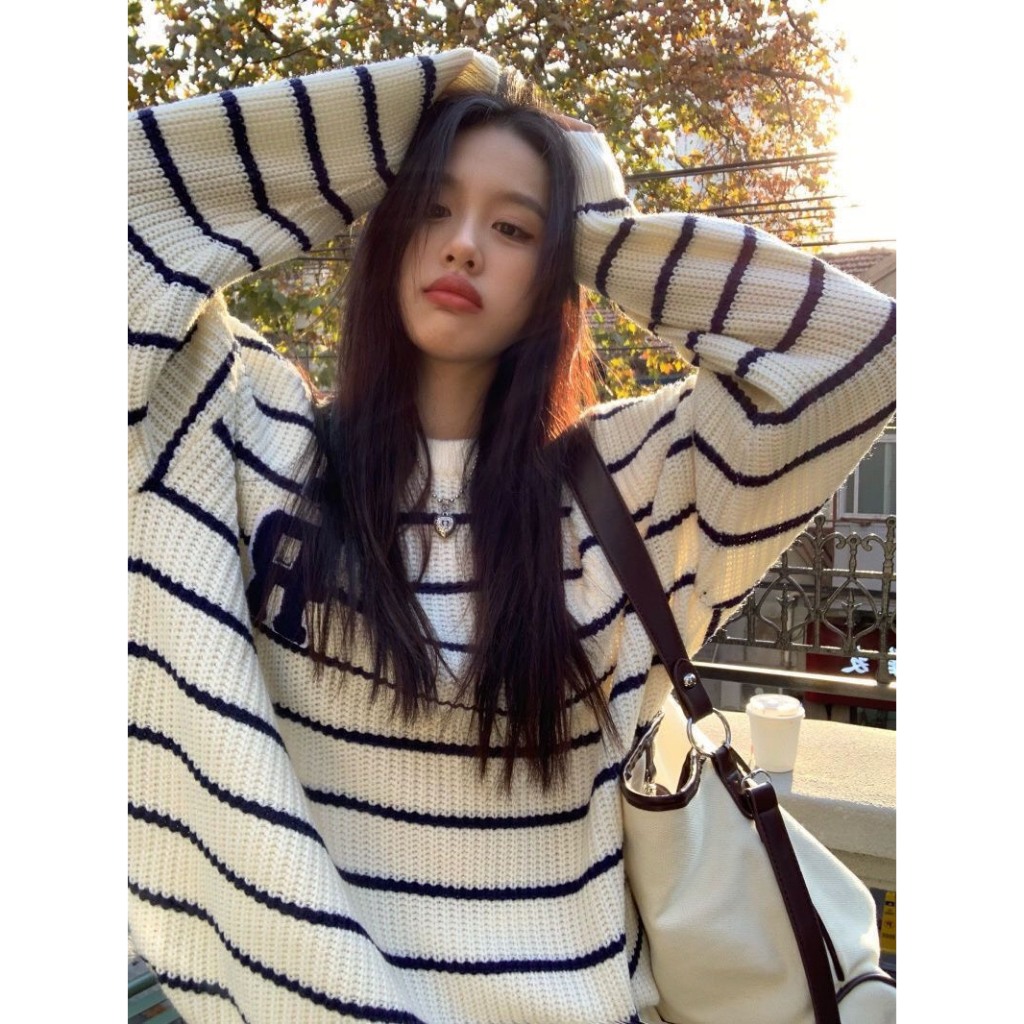Áo Len Tay Dài Form Rộng Kẻ Sọc Thêu Chữ Phong Cách Hàn Quốc Thời Trang Thu Đông 2023