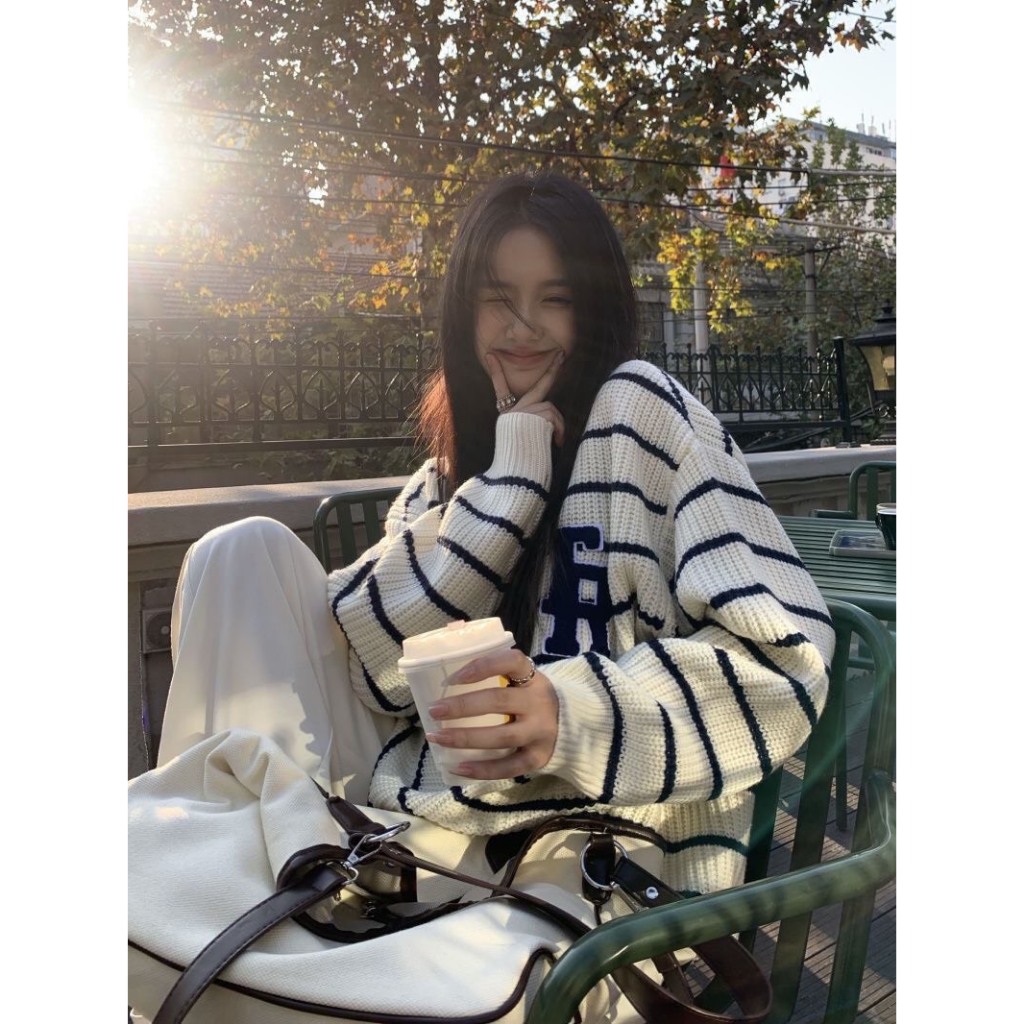 Áo Len Tay Dài Form Rộng Kẻ Sọc Thêu Chữ Phong Cách Hàn Quốc Thời Trang Thu Đông 2023