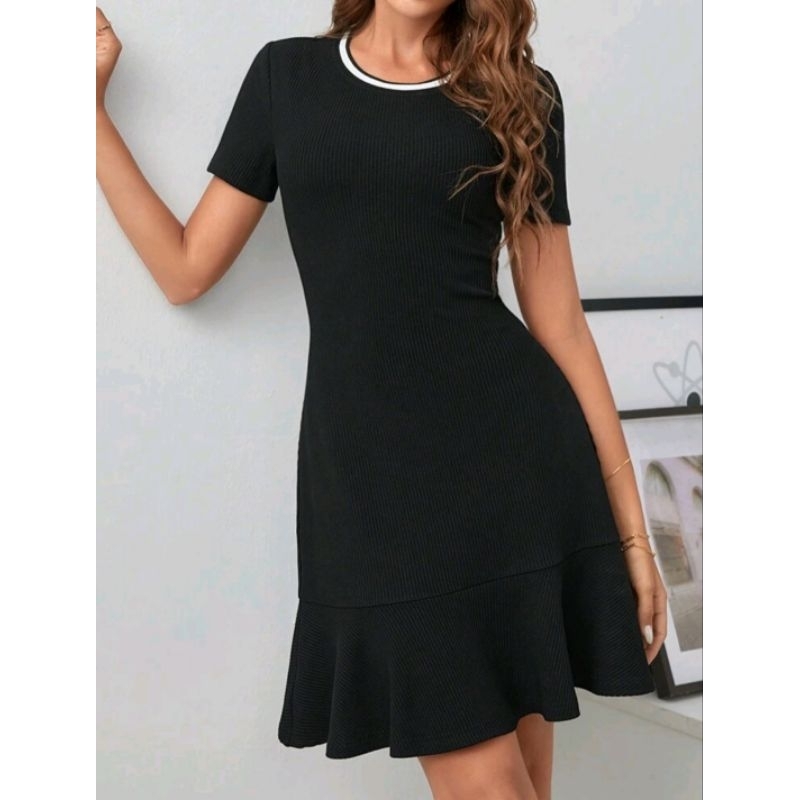 Váy viền cổ đen trắng dáng xuông