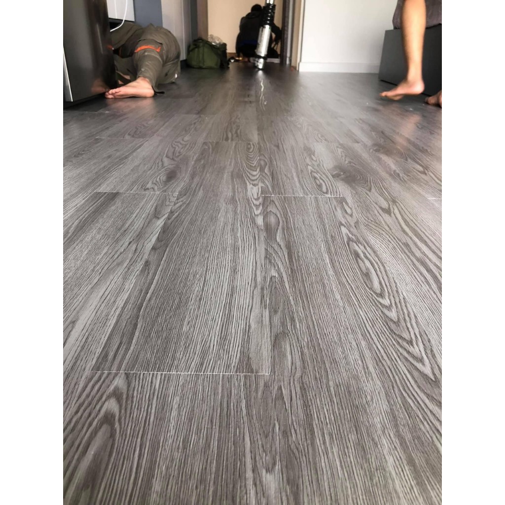TẤM SÀN NHỰA BÓC DÁN VÂN GỖ CAO CẤP DÀY 2MM