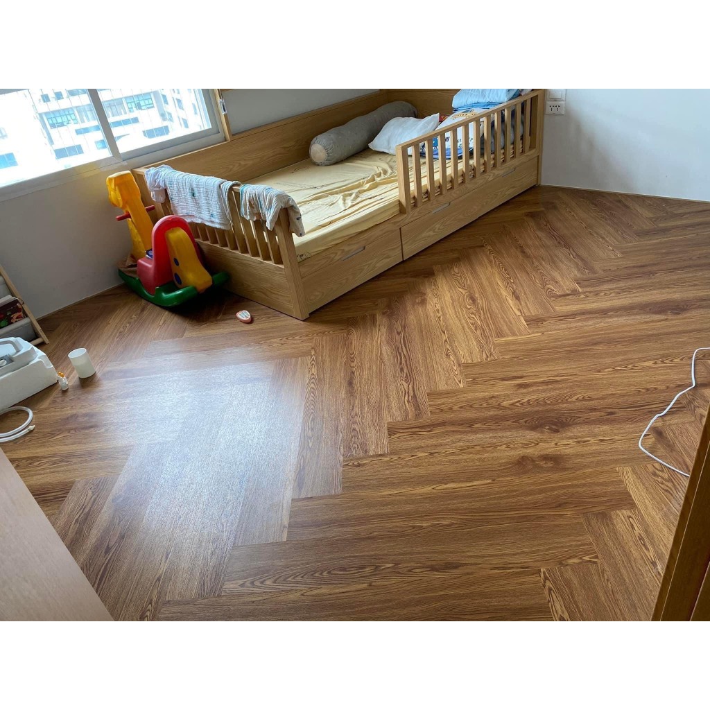 TẤM SÀN NHỰA BÓC DÁN VÂN GỖ CAO CẤP DÀY 2MM