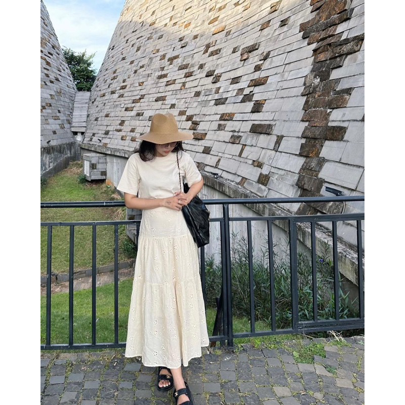 Chân váy thêu hoa màu trắng kem