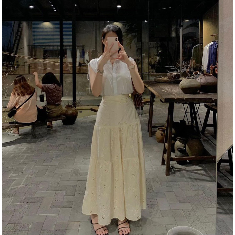 Chân váy thêu hoa màu trắng kem