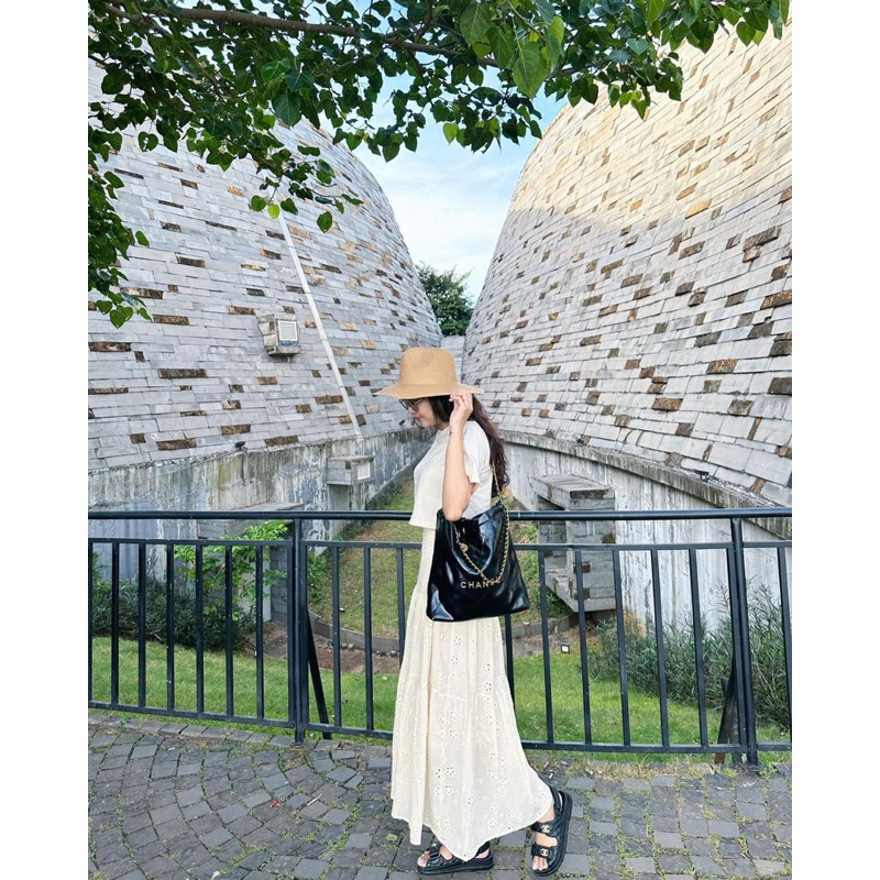 Chân váy thêu hoa màu trắng kem