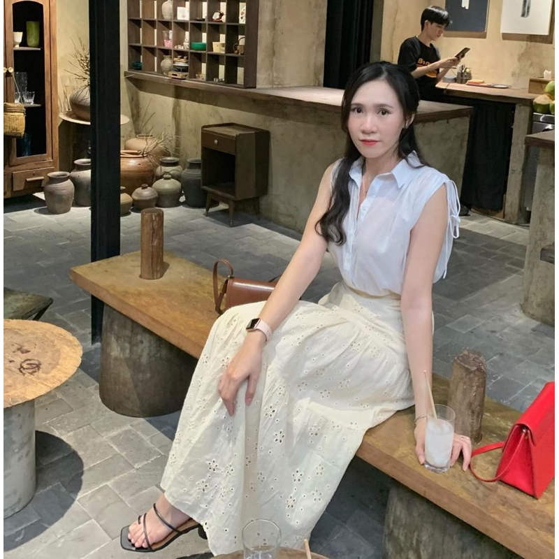 Chân váy thêu hoa màu trắng kem