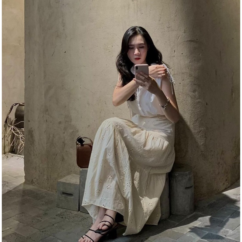 Chân váy thêu hoa màu trắng kem