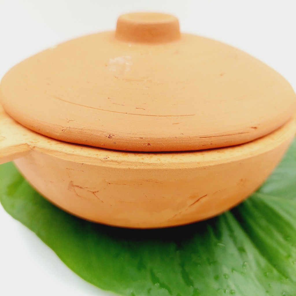 Chảo đất  có quai bao gồm 2 kích thước 13cm và 15cm