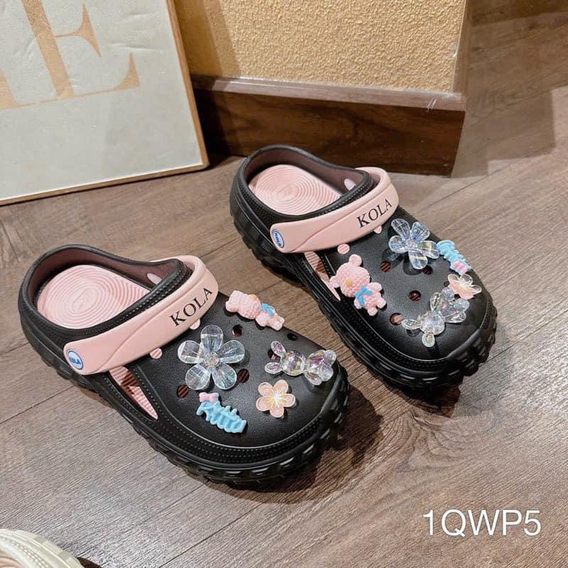 Dép Clogs sục nữ KOLA siêu nhẹ kèm sticker dễ thương có quai hậu