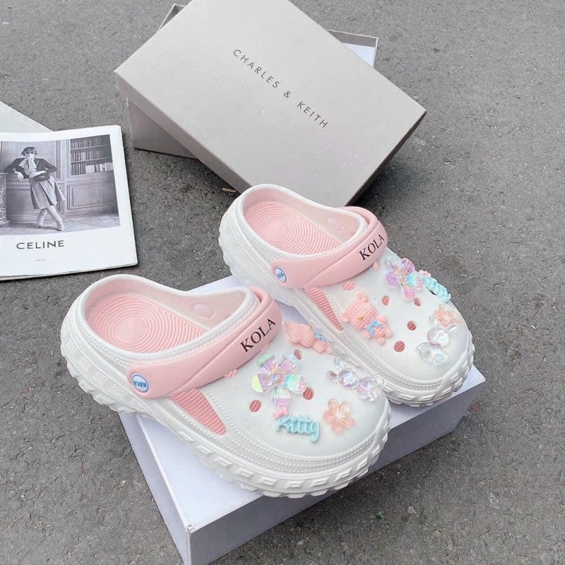 Dép Clogs sục nữ KOLA siêu nhẹ kèm sticker dễ thương có quai hậu