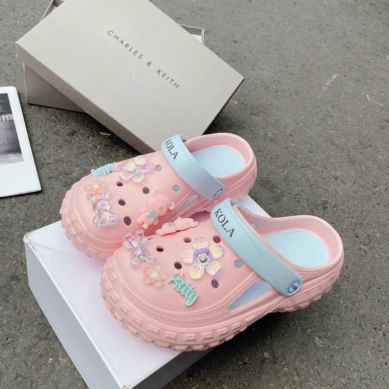 Dép Clogs sục nữ KOLA siêu nhẹ kèm sticker dễ thương có quai hậu