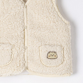 Áo Gile Nous lông màu be nhạt túi áo thêu hình gấu