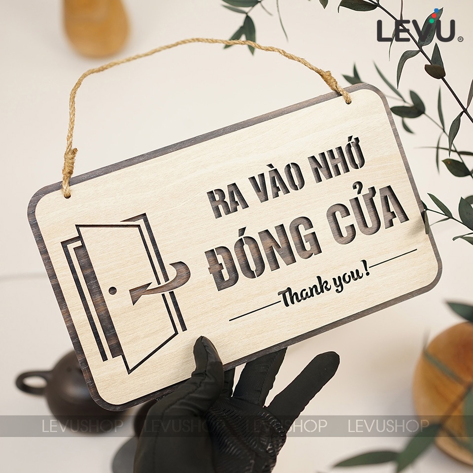 Bảng gỗ treo yêu cầu ra vào nhớ đóng cửa LEVU-BG43