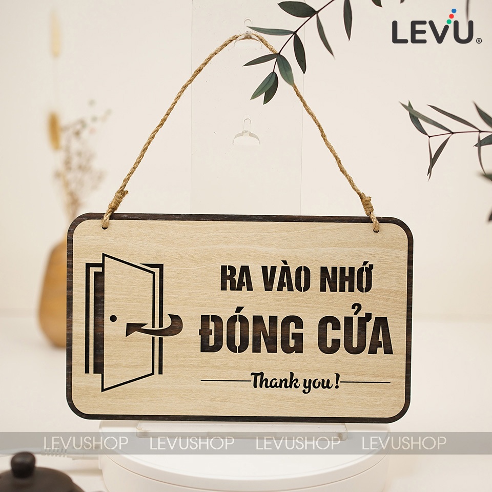 Bảng gỗ treo yêu cầu ra vào nhớ đóng cửa LEVU-BG43
