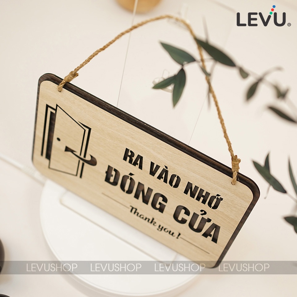 Bảng gỗ treo yêu cầu ra vào nhớ đóng cửa LEVU-BG43