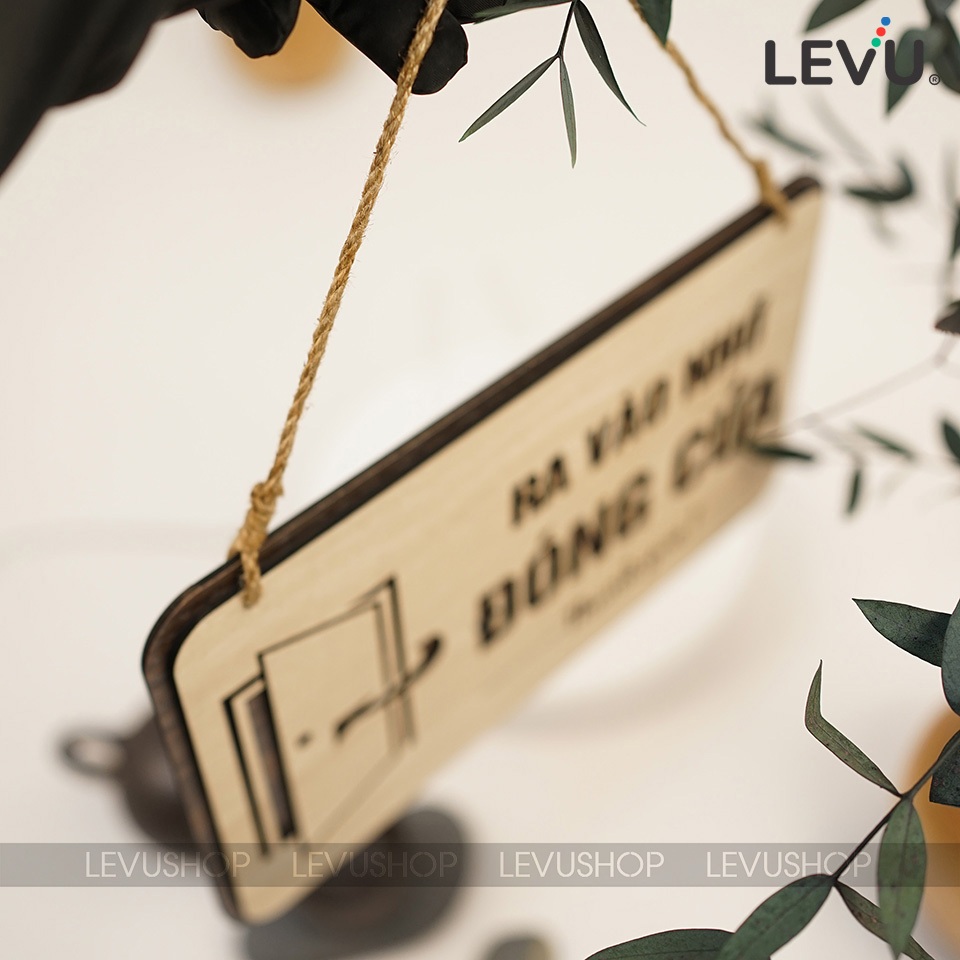 Bảng gỗ treo yêu cầu ra vào nhớ đóng cửa LEVU-BG43