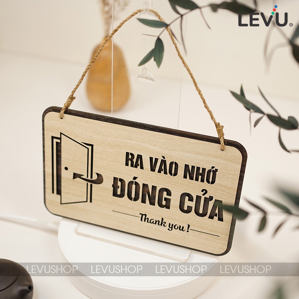 Bảng gỗ treo yêu cầu ra vào nhớ đóng cửa LEVU-BG43