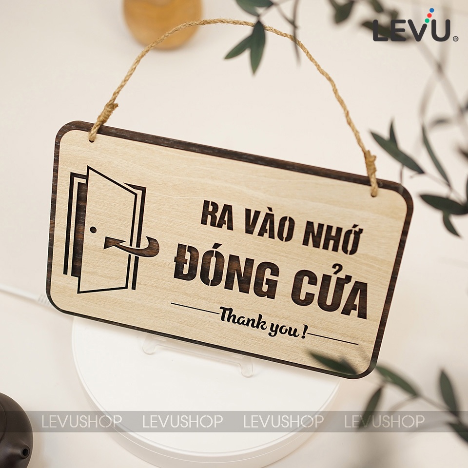 Bảng gỗ treo yêu cầu ra vào nhớ đóng cửa LEVU-BG43