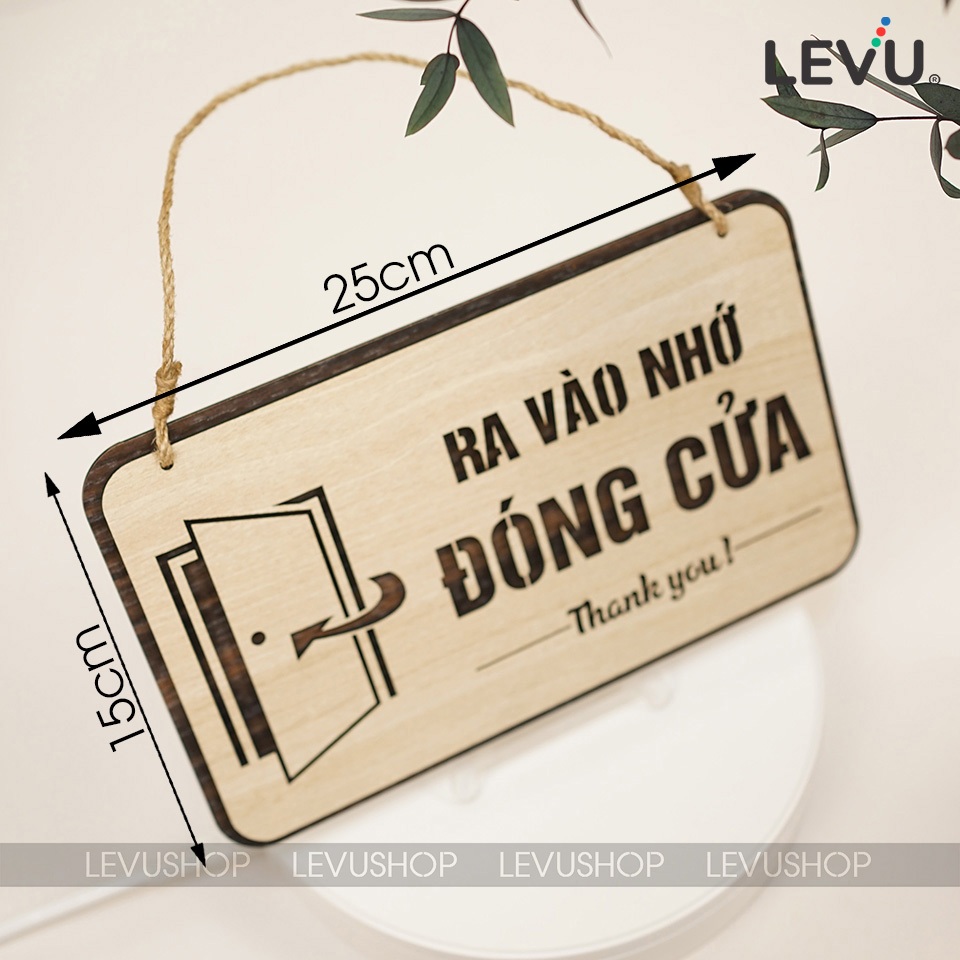 Bảng gỗ treo yêu cầu ra vào nhớ đóng cửa LEVU-BG43