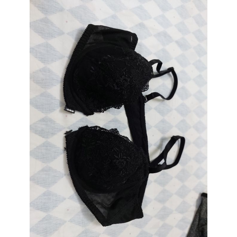 Áo lót size XS và size S.