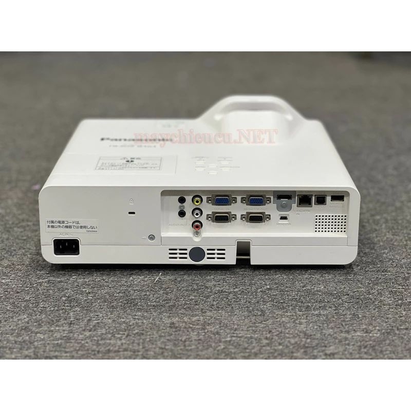 Máy chiếu gần Panasonic PT-TW351R mới dùng chưa đến 300 giờ, hình ảnh rất sắc nét, độ phân giải HD,