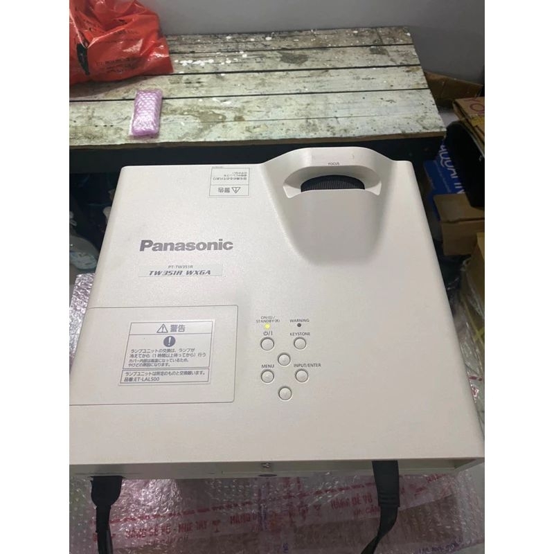 Máy chiếu gần Panasonic PT-TW351R mới dùng chưa đến 300 giờ, hình ảnh rất sắc nét, độ phân giải HD,
