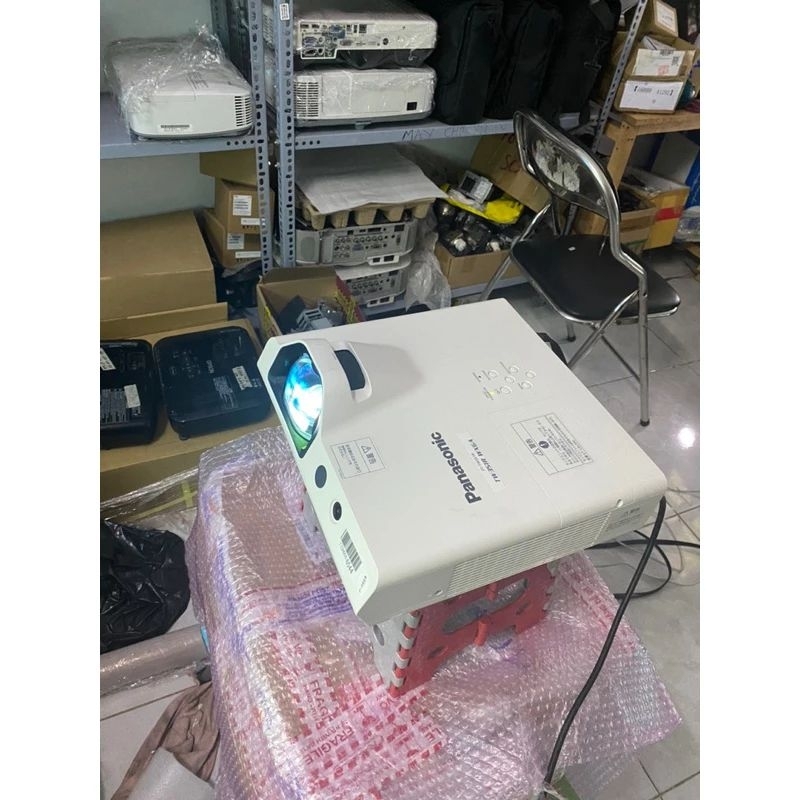 Máy chiếu gần Panasonic PT-TW351R mới dùng chưa đến 300 giờ, hình ảnh rất sắc nét, độ phân giải HD,