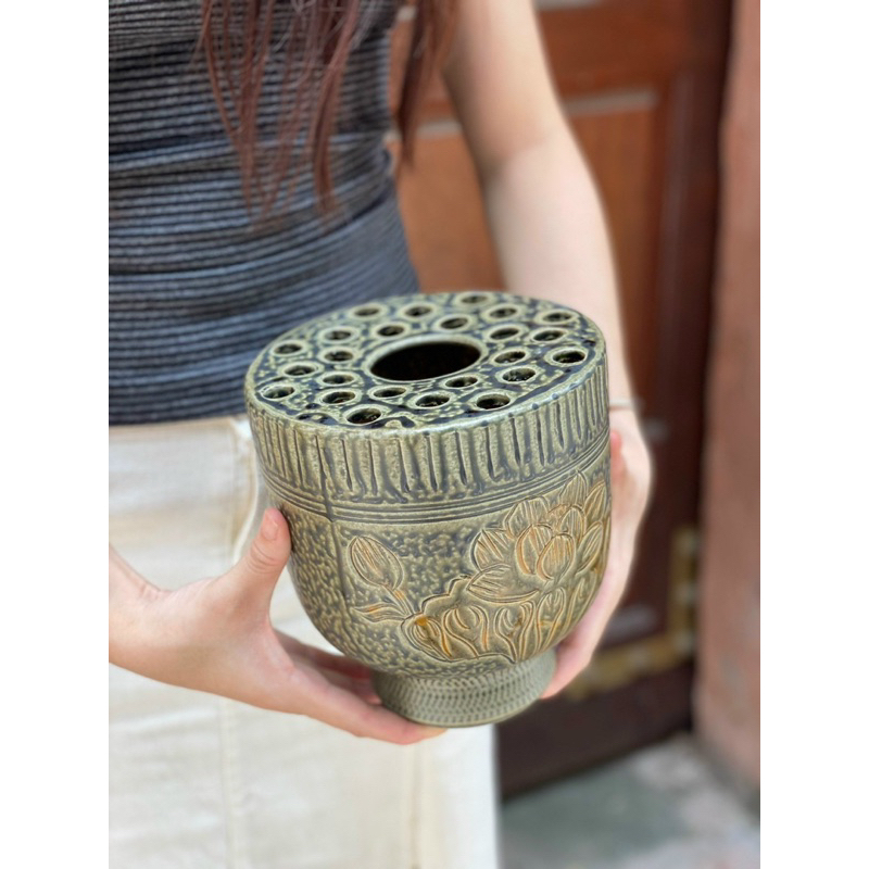Bình gốm cắm hoa dáng đài sen lọ hoa cute men xanh khắc chìm họa tiết hoa sen gốm sứ Bát Tràng | ThaoGomDecor