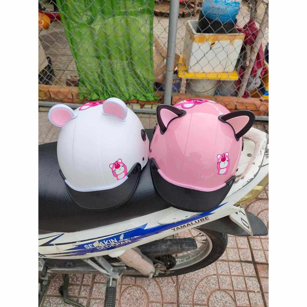 Nón bảo hiểm có in hình gấu dâu hot trend+tặng tai mèo ngẫu nhiên