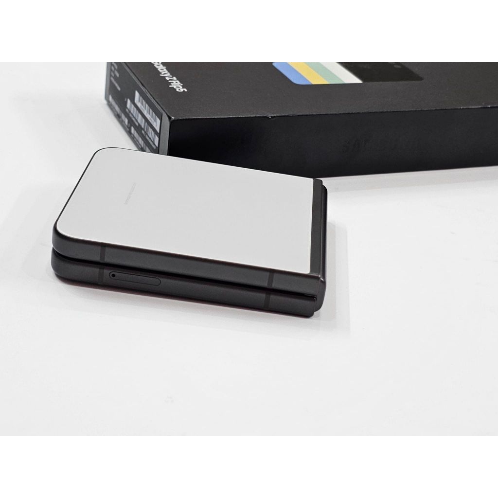 Điện thoại SS Galaxy Z Flip5 5G  Công Ty mới Fullbox nguyên seal